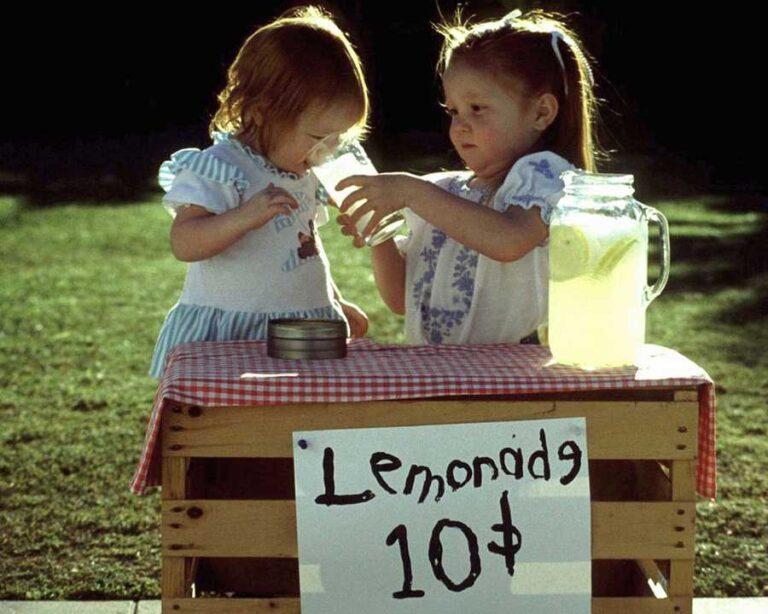 Niñas vendiendo limonada